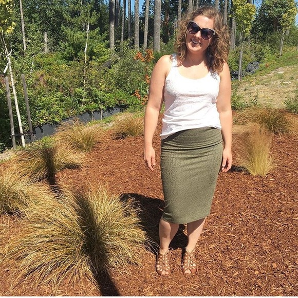 Meet your Posher, Sarah! ✨ - Picture 4 of 7